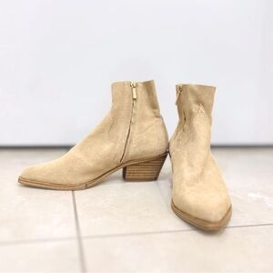 NWOT Steve Madden Women’s Cream/Tan Pointed Toe Heeled Suede Leather Boots (W6)